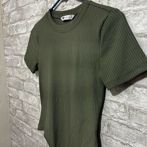 SO green ribbed contour short sleeve tee